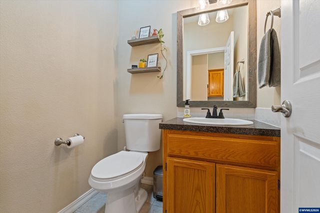 207 Sweden Cir, Silverton, OR 97381