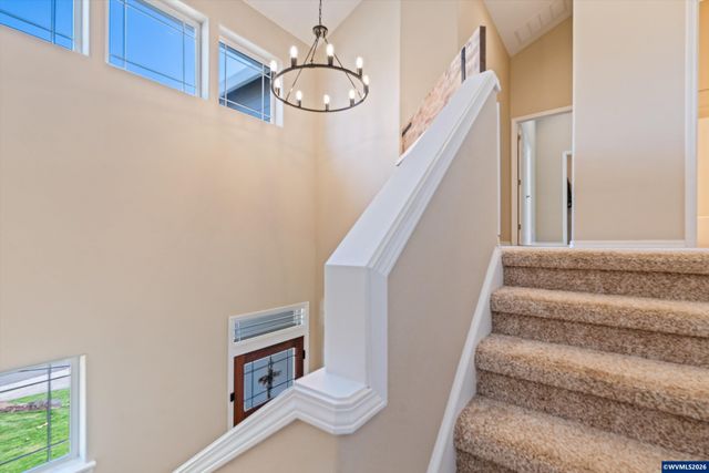207 Sweden Cir, Silverton, OR 97381