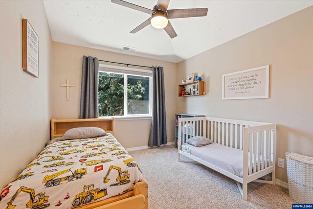 207 Sweden Cir, Silverton, OR 97381