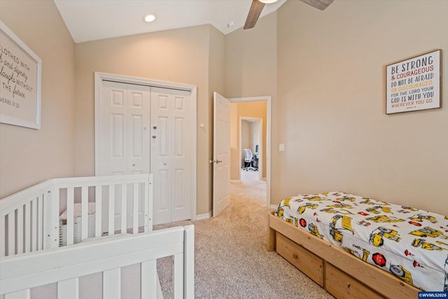 207 Sweden Cir, Silverton, OR 97381
