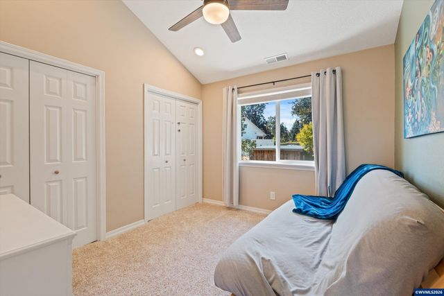207 Sweden Cir, Silverton, OR 97381