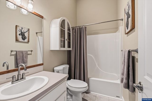 207 Sweden Cir, Silverton, OR 97381