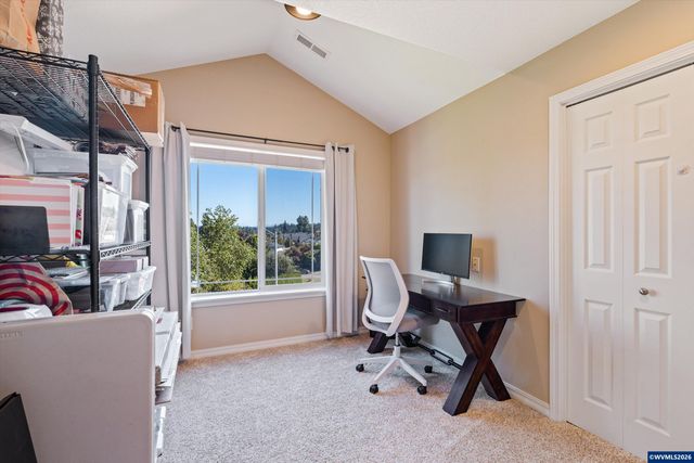 207 Sweden Cir, Silverton, OR 97381