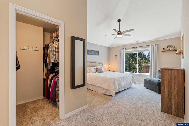 207 Sweden Cir, Silverton, OR 97381
