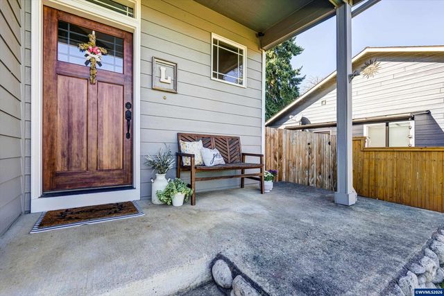 207 Sweden Cir, Silverton, OR 97381