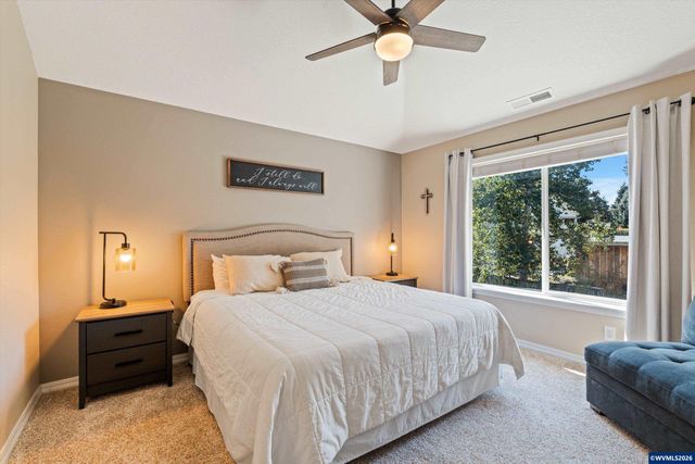 207 Sweden Cir, Silverton, OR 97381