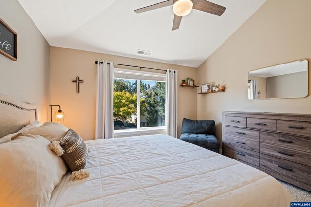 207 Sweden Cir, Silverton, OR 97381