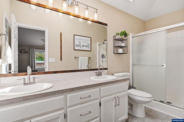 207 Sweden Cir, Silverton, OR 97381