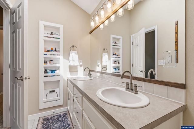 207 Sweden Cir, Silverton, OR 97381