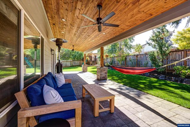 207 Sweden Cir, Silverton, OR 97381