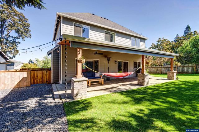 207 Sweden Cir, Silverton, OR 97381