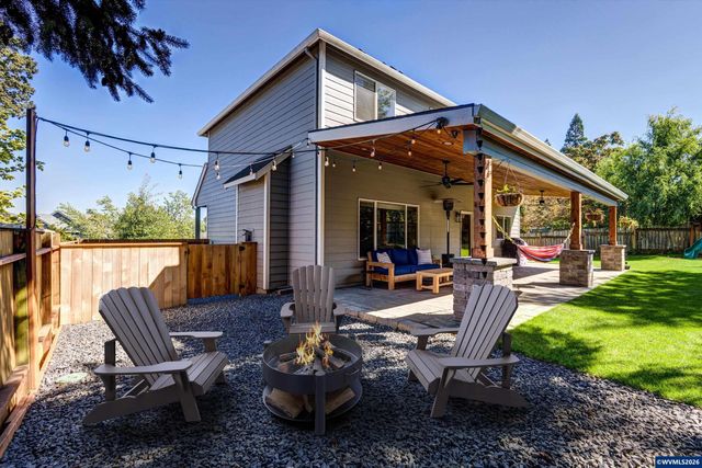 207 Sweden Cir, Silverton, OR 97381