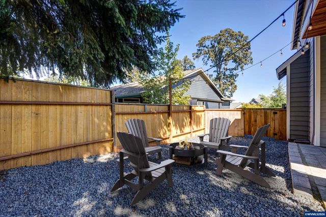 207 Sweden Cir, Silverton, OR 97381