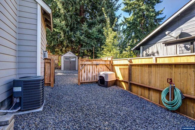 207 Sweden Cir, Silverton, OR 97381