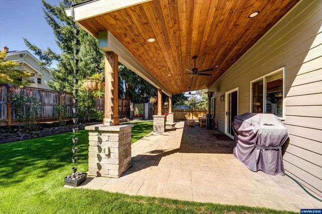 207 Sweden Cir, Silverton, OR 97381