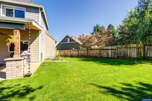 207 Sweden Cir, Silverton, OR 97381