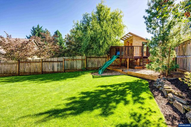 207 Sweden Cir, Silverton, OR 97381