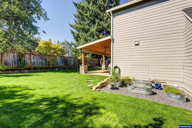 207 Sweden Cir, Silverton, OR 97381