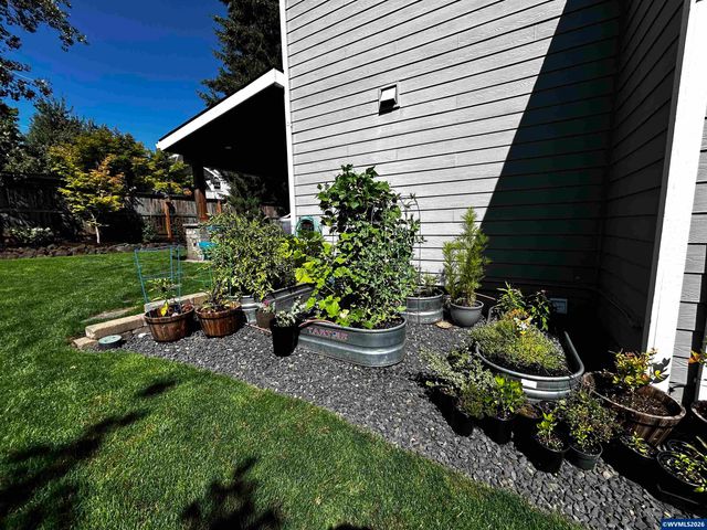 207 Sweden Cir, Silverton, OR 97381