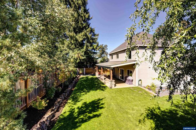 207 Sweden Cir, Silverton, OR 97381
