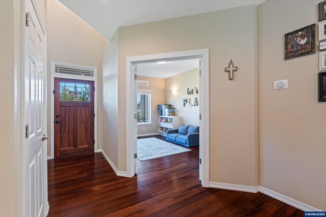 207 Sweden Cir, Silverton, OR 97381