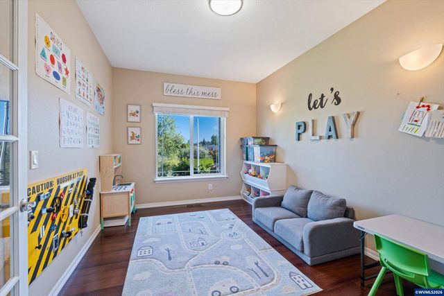 207 Sweden Cir, Silverton, OR 97381