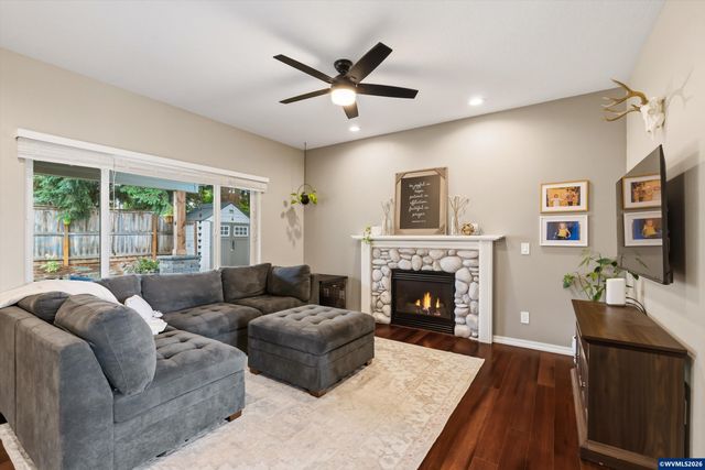 207 Sweden Cir, Silverton, OR 97381