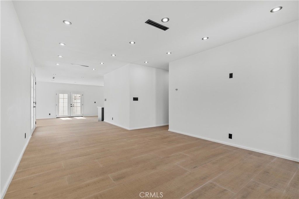 Image 12 of property listing at 536 Hampton Road, Burbank, CA 91504