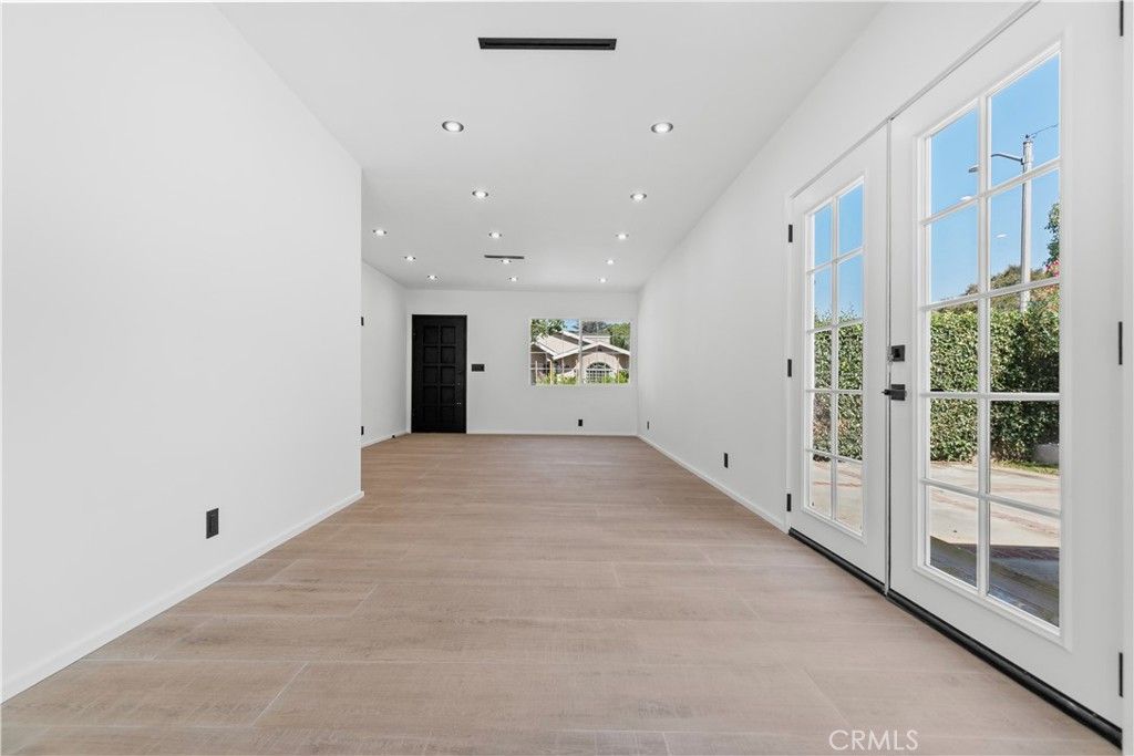 Image 15 of property listing at 536 Hampton Road, Burbank, CA 91504