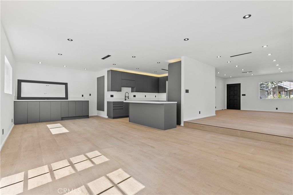 Image 20 of property listing at 536 Hampton Road, Burbank, CA 91504
