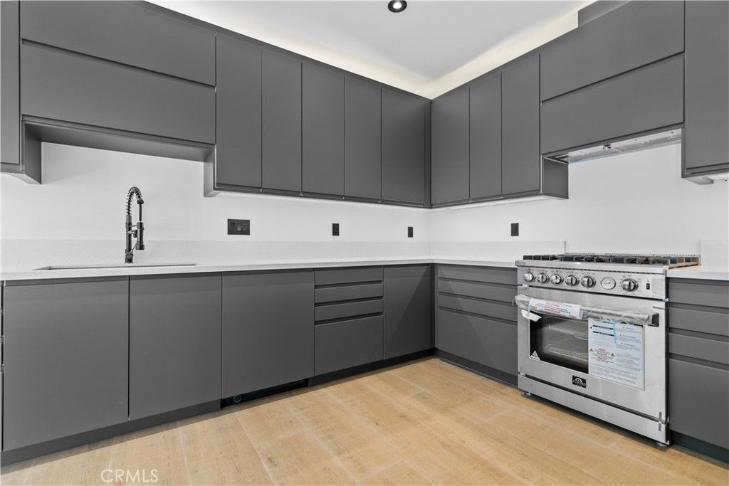 Image 23 of property listing at 536 Hampton Road, Burbank, CA 91504