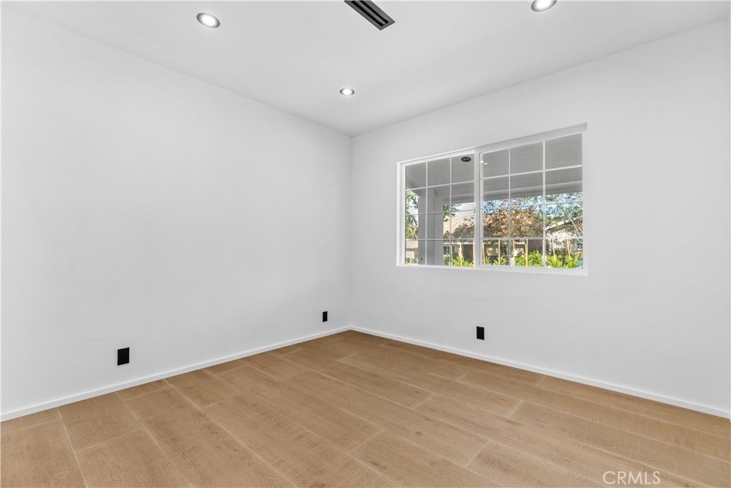 Image 27 of property listing at 536 Hampton Road, Burbank, CA 91504