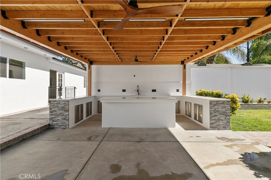 Image 3 of property listing at 536 Hampton Road, Burbank, CA 91504