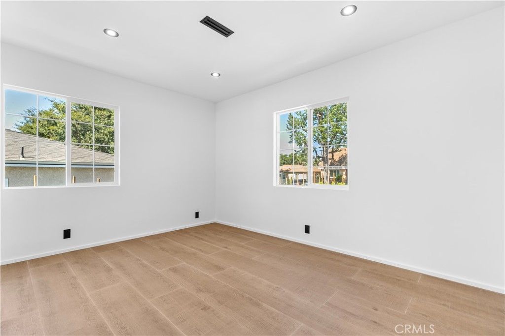 Image 30 of property listing at 536 Hampton Road, Burbank, CA 91504