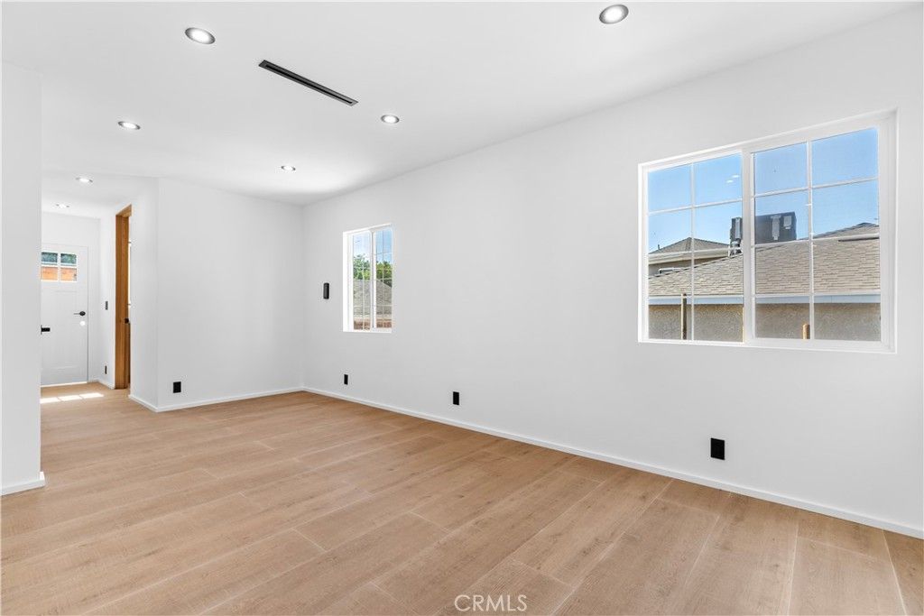 Image 32 of property listing at 536 Hampton Road, Burbank, CA 91504