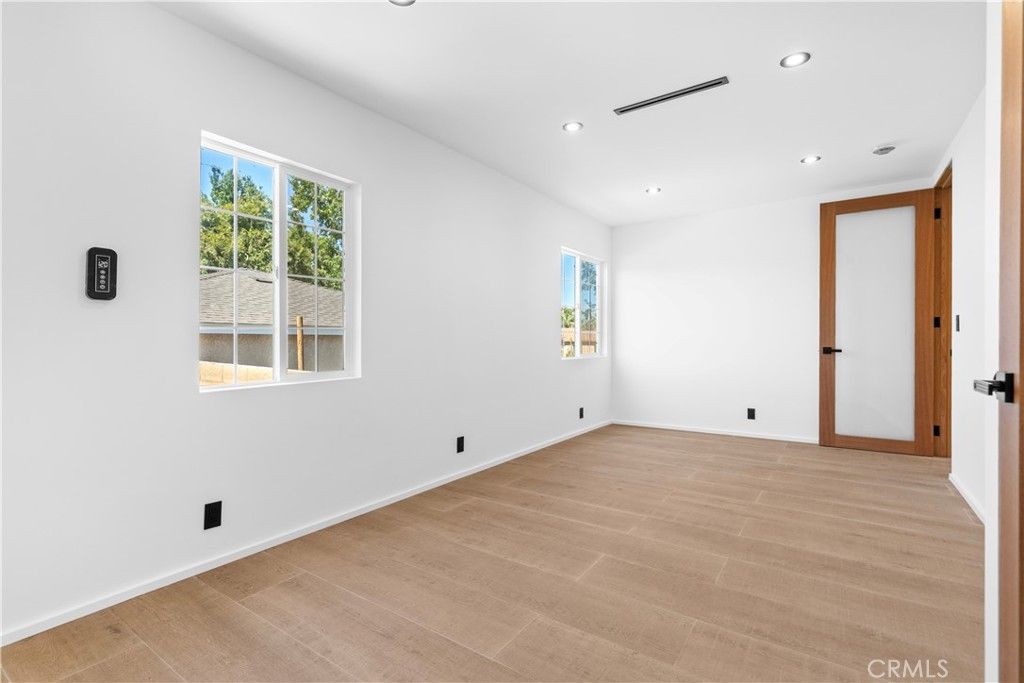 Image 35 of property listing at 536 Hampton Road, Burbank, CA 91504