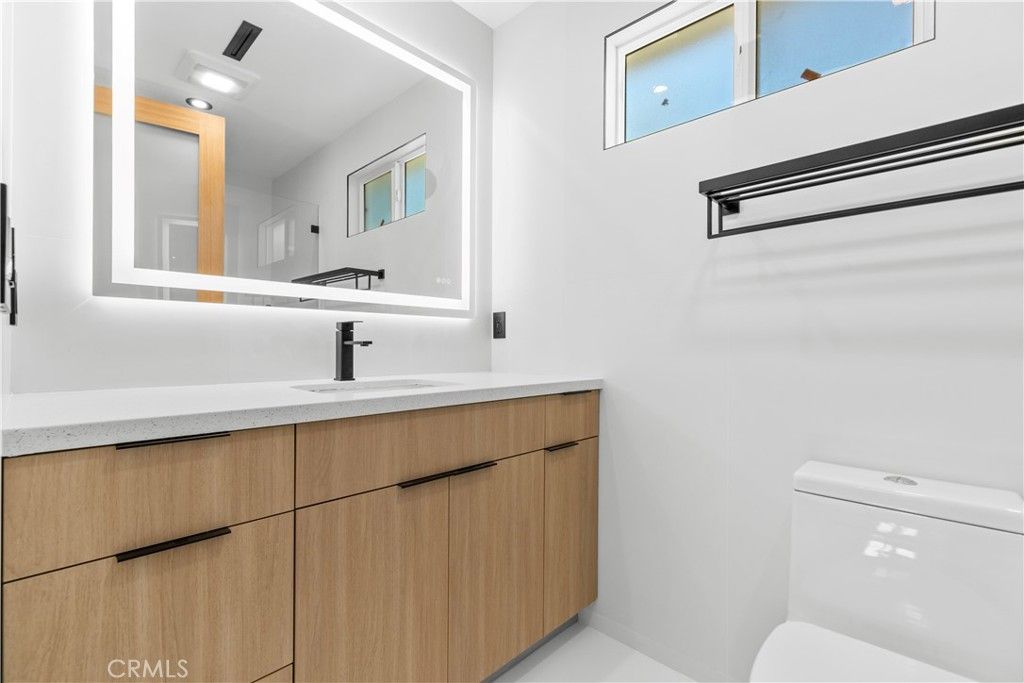 Image 37 of property listing at 536 Hampton Road, Burbank, CA 91504