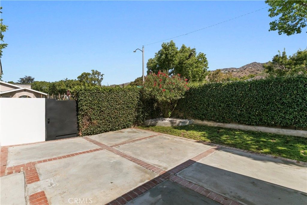 Image 39 of property listing at 536 Hampton Road, Burbank, CA 91504