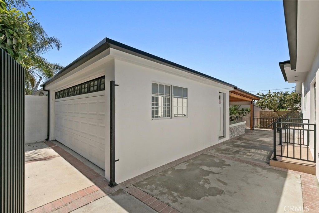Image 42 of property listing at 536 Hampton Road, Burbank, CA 91504