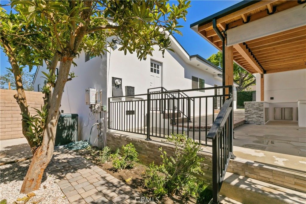 Image 52 of property listing at 536 Hampton Road, Burbank, CA 91504