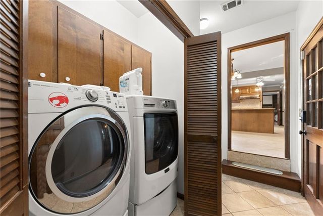 556 Daisy Nash Drive SW, Lilburn, GA 30047