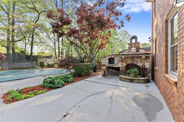 556 Daisy Nash Drive SW, Lilburn, GA 30047