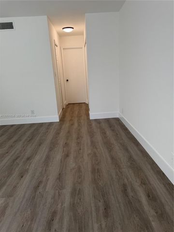 200 Lakeview Dr 102, Weston, FL 33326