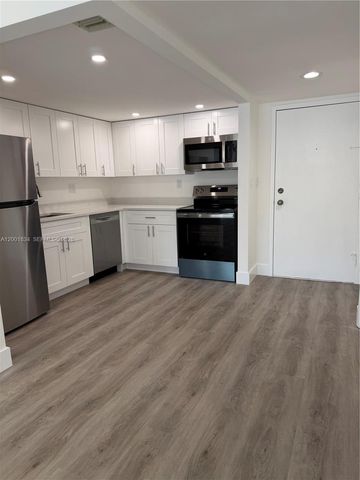 200 Lakeview Dr 102, Weston, FL 33326