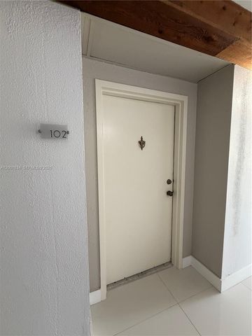 200 Lakeview Dr 102, Weston, FL 33326