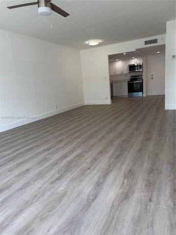 200 Lakeview Dr 102, Weston, FL 33326