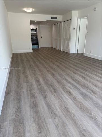 200 Lakeview Dr 102, Weston, FL 33326