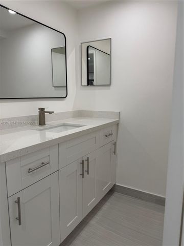 200 Lakeview Dr 102, Weston, FL 33326