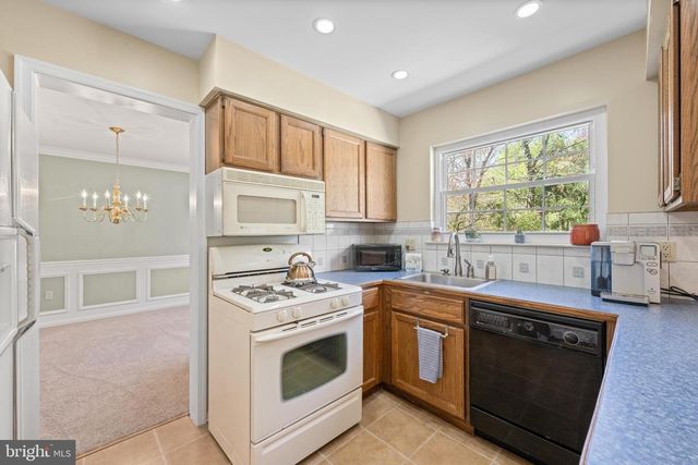 54 LAUREL CIR, Newtown, PA 18940