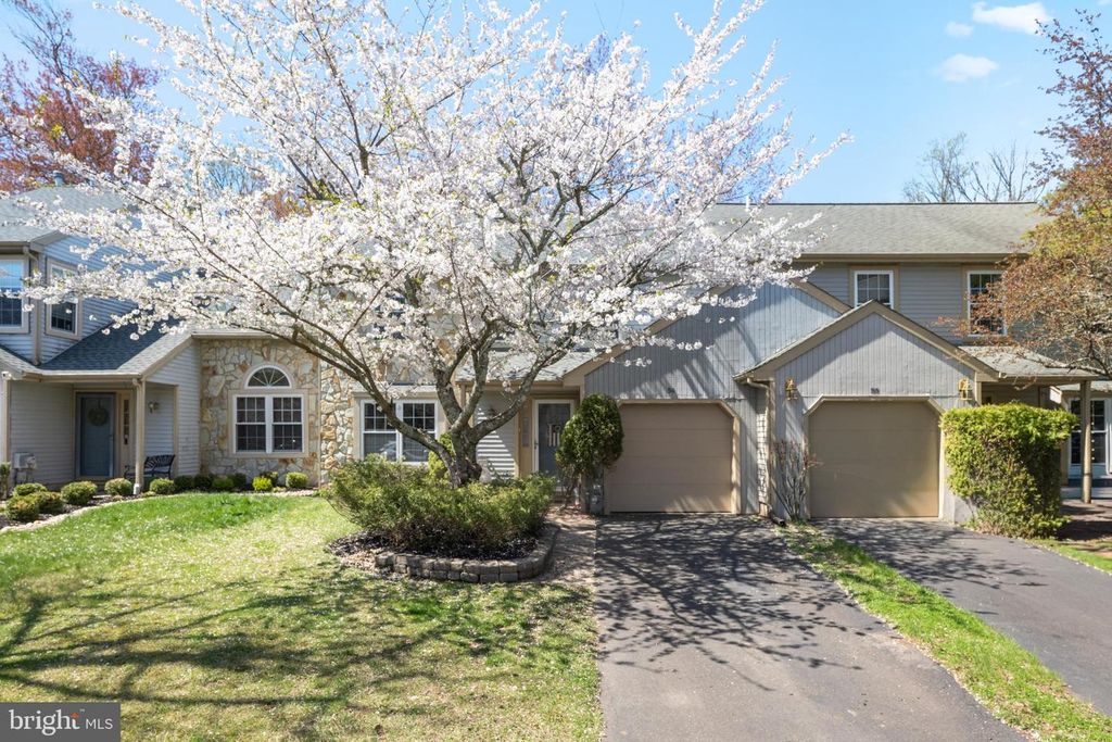 54 LAUREL CIR, Newtown, PA 18940